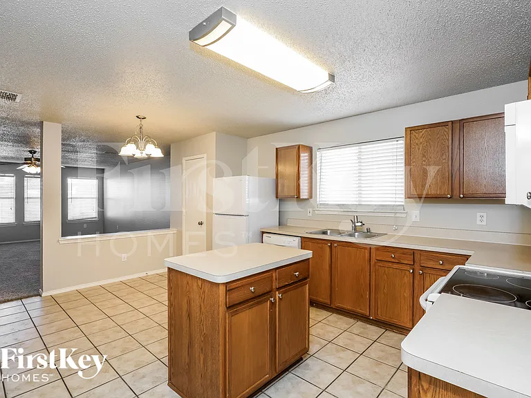 2447 Mallory Ln — Photo 6