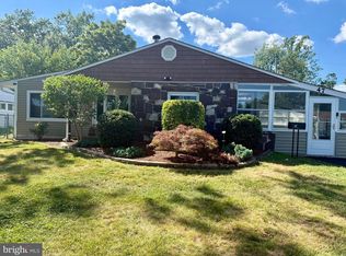 47 Thorny Apple Ln, Levittown, PA 19054