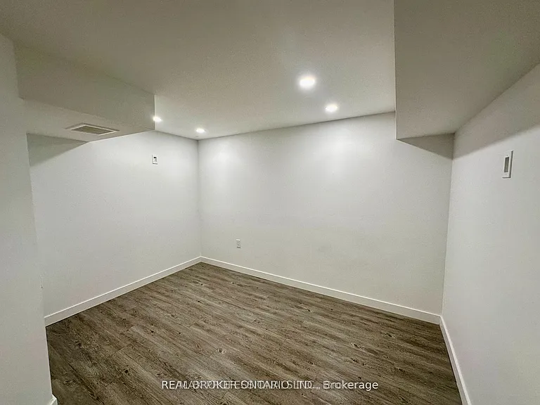 66 Whitburn Cres #LOWER — Photo 5