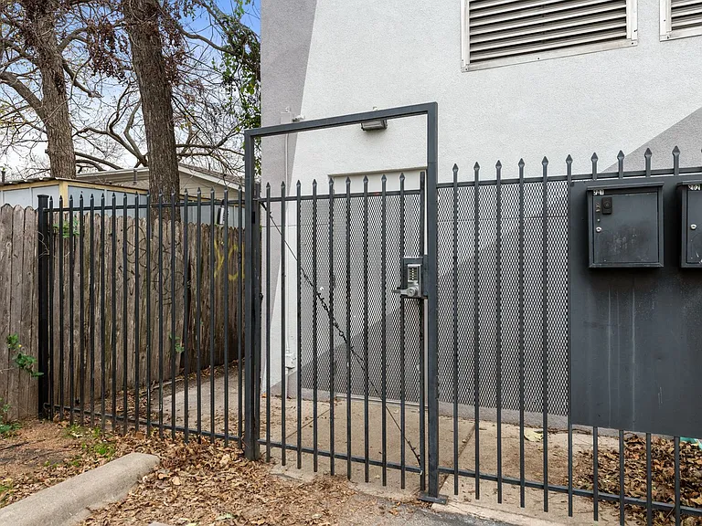 2601 East 7th Street — Photo 30
