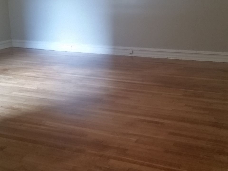 2nd image of 21 E 21st St