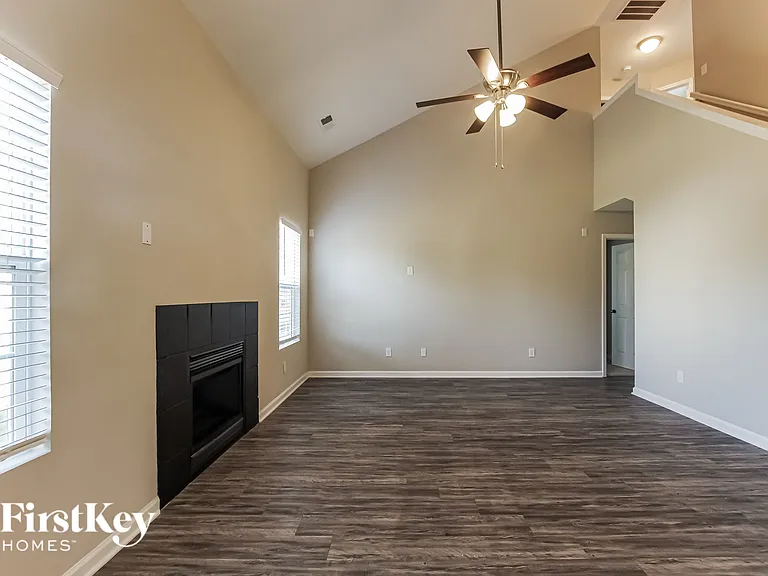2301 Jacobs Ct — Photo 3