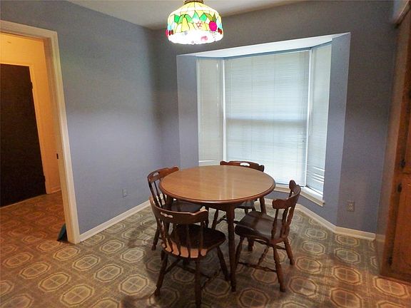 4th image of 33 River Oaks St