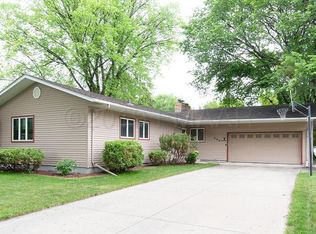 806 S Dr S, Fargo, ND 58103