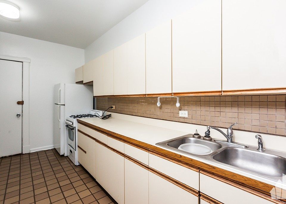 1st image of 4651 N Malden St APT 2E