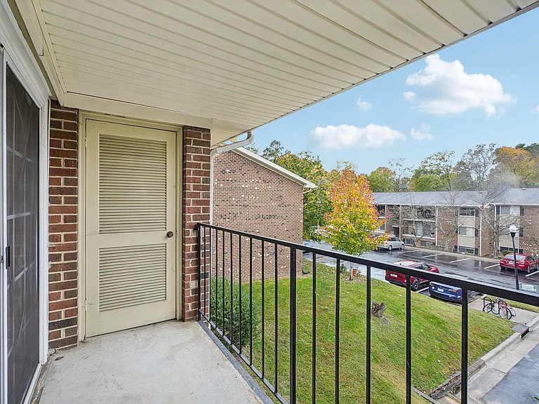 Campus Walk Apartments — Photo 27