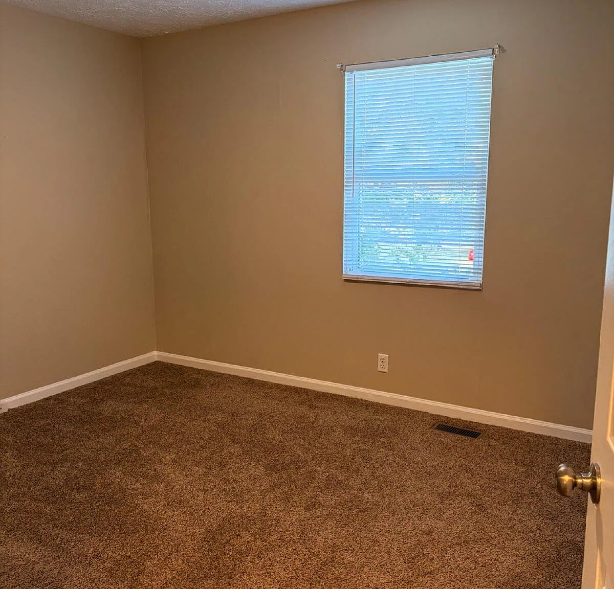 2 bed, 1.0 bath, 900 sqft, $950 — Photo 4