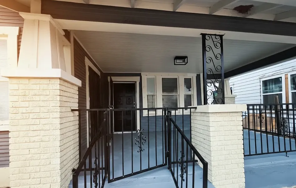 2623 W Houston St — Photo 2