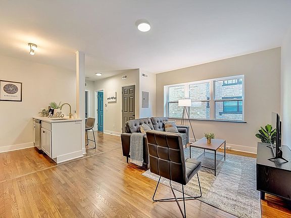 5th image of 2622 Victory Pkwy #101