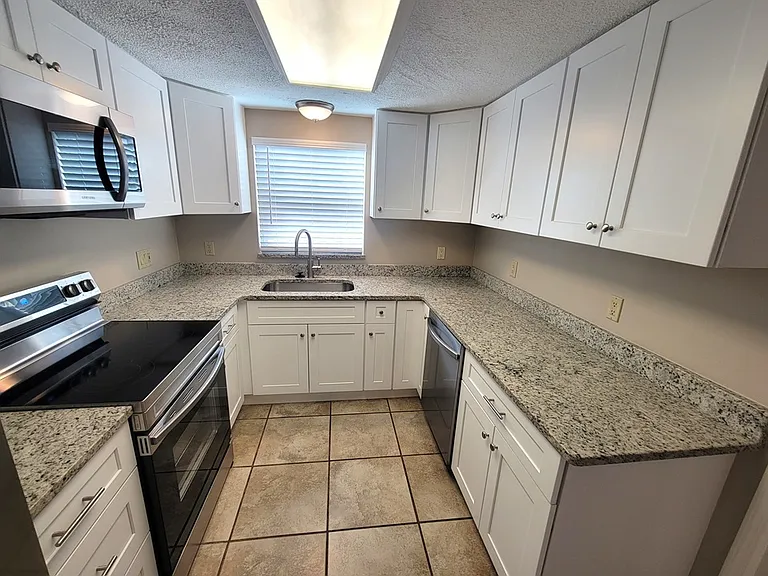 7335 Castanea Dr — Photo 8