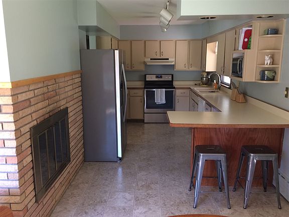 3rd image of 211 W Nicolet Blvd