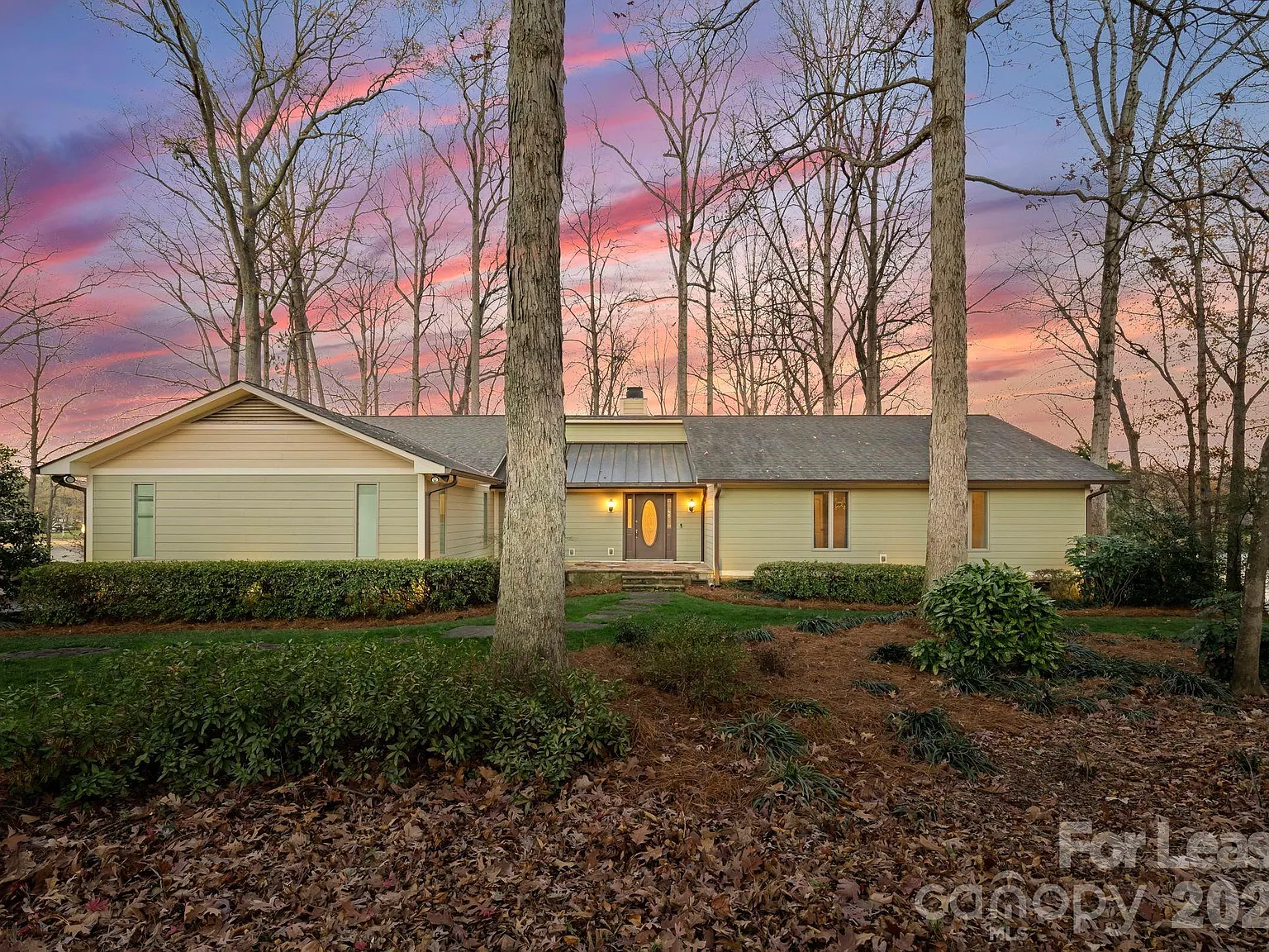 3 bed, 2.0 bath, 2622 sqft, $9,500 — Photo 2