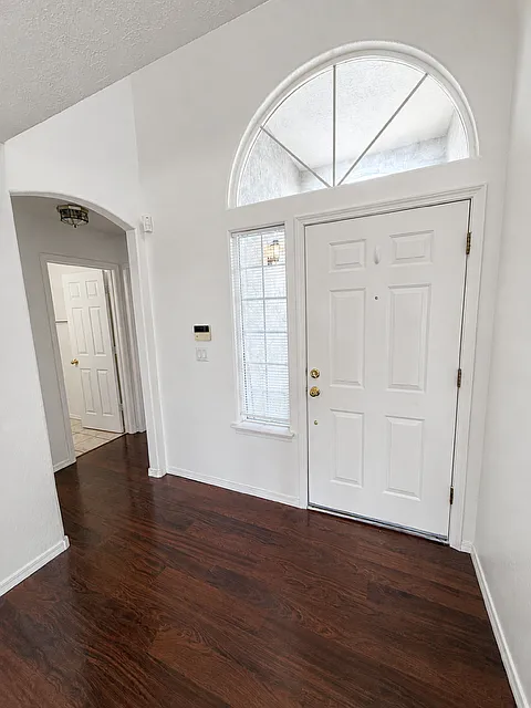 3 bed, 1394 sqft, $2,000 — Photo 2
