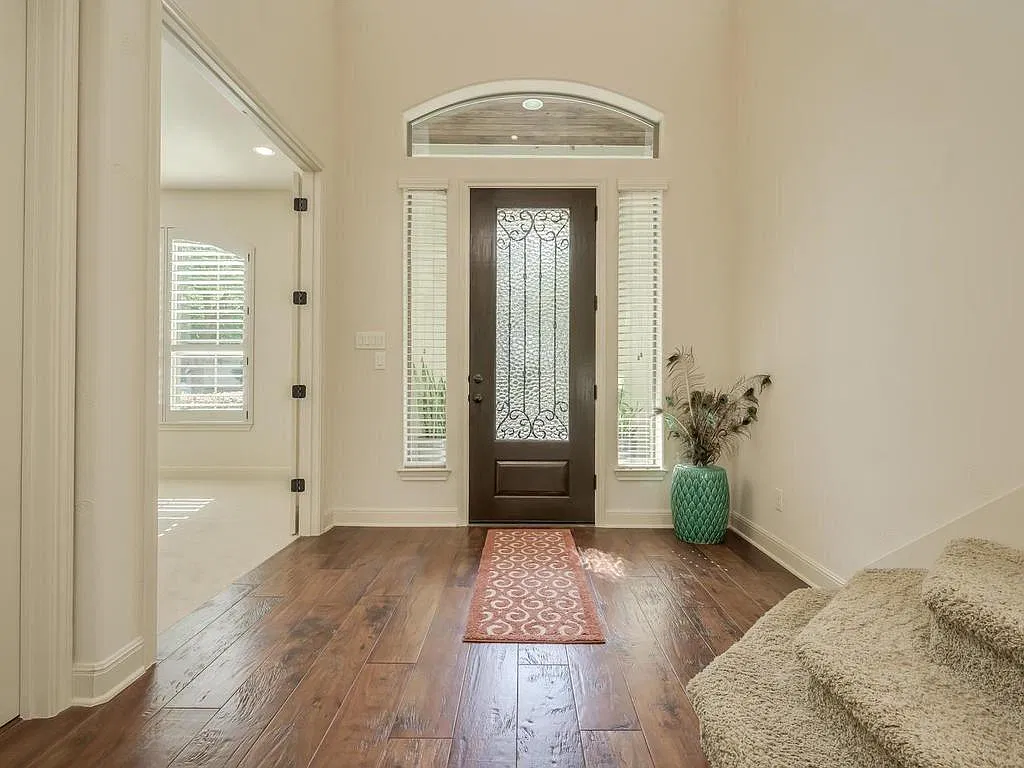 5 bed, 4.0 bath, 3894 sqft, $5,200 — Photo 3