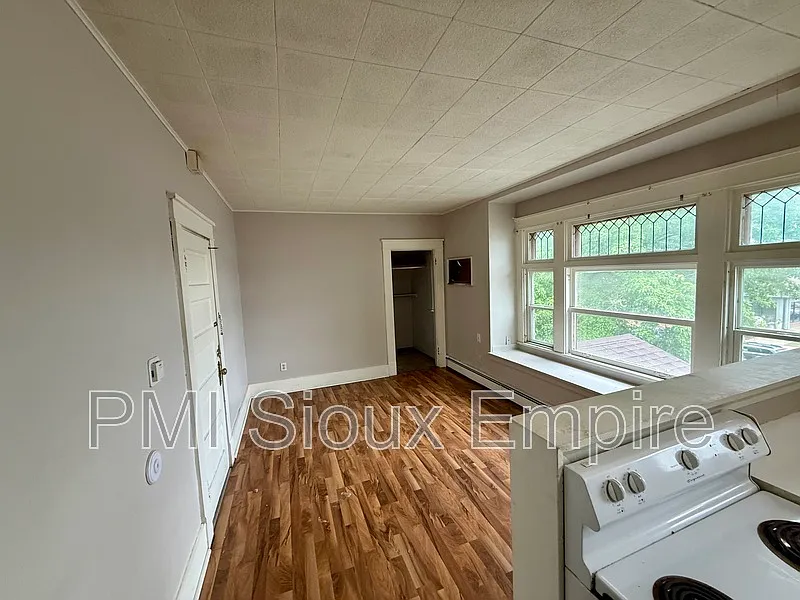 1 bed, 1.0 bath, 650 sqft, $695 — Photo 2