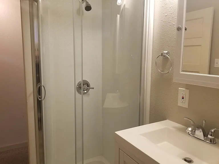 1 bed, 1.0 bath, $850 — Photo 10