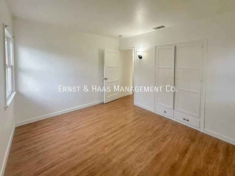 1618 E 63rd St — Photo 15