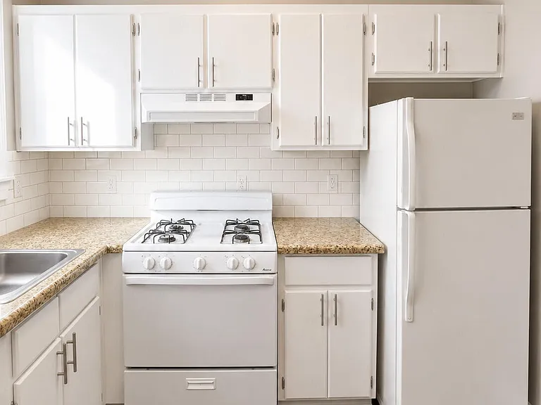 521 W Missouri Ave #13 — Photo 8