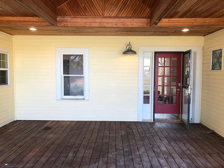 909 SE Edwards Dr — Photo 1