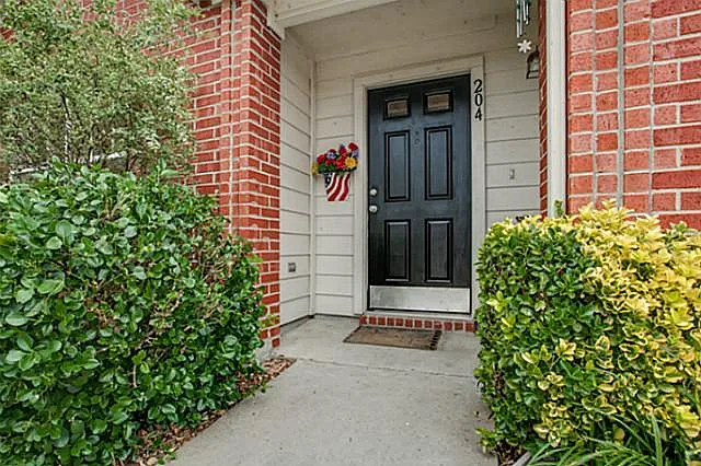 204 Waterwood Dr — Photo 3