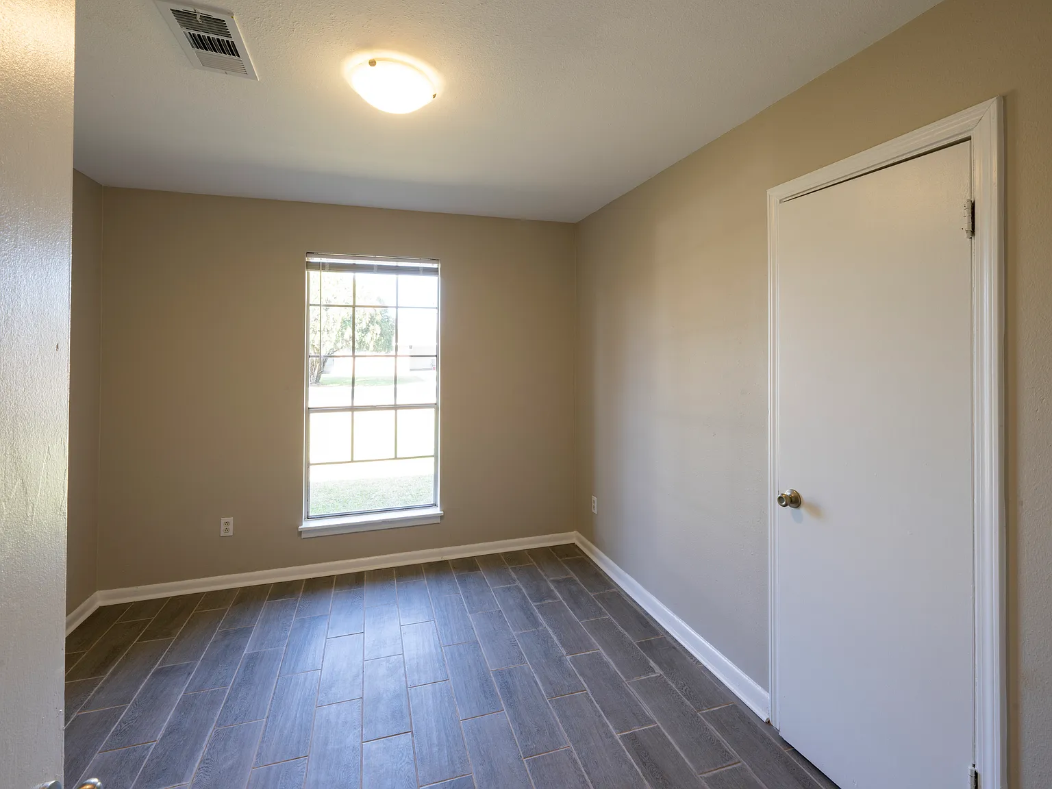 3 bed, 1.5 bath, 1098 sqft, $1,350 — Photo 4