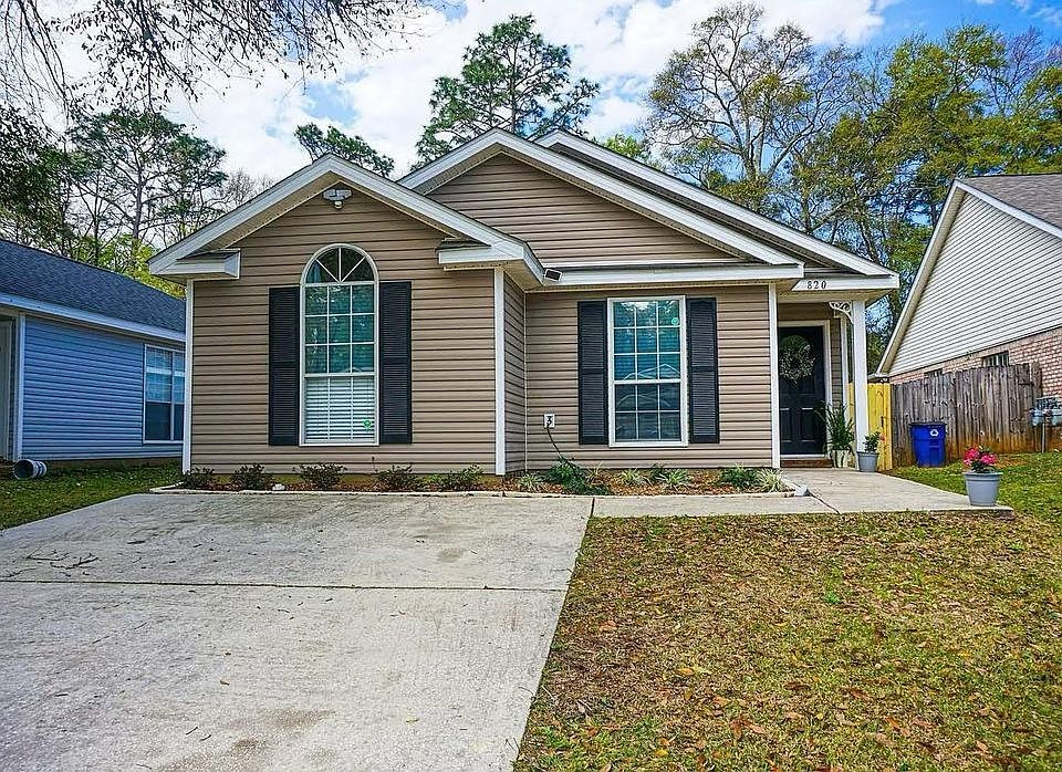 1st image of 820 Willow Springs Dr