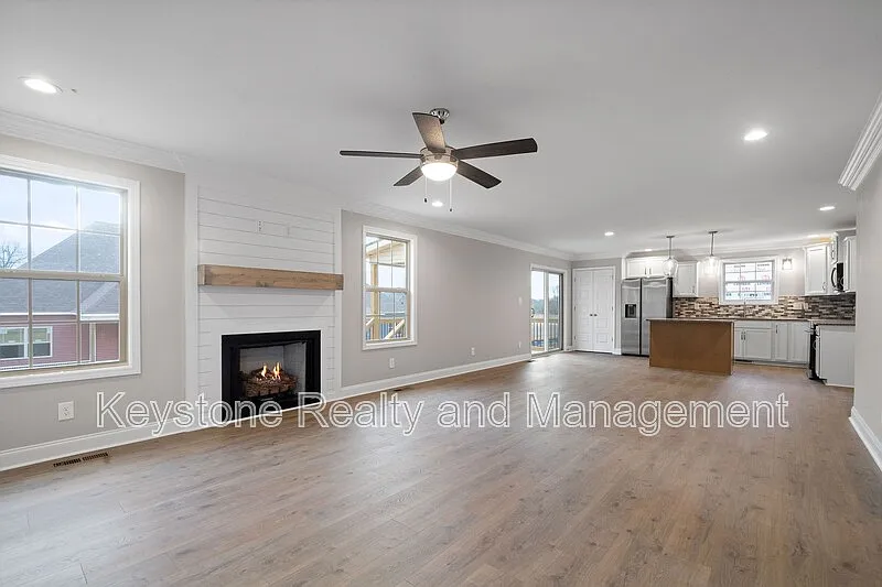 3 bed, 2.5 bath, 2035 sqft, $1,995 — Photo 2