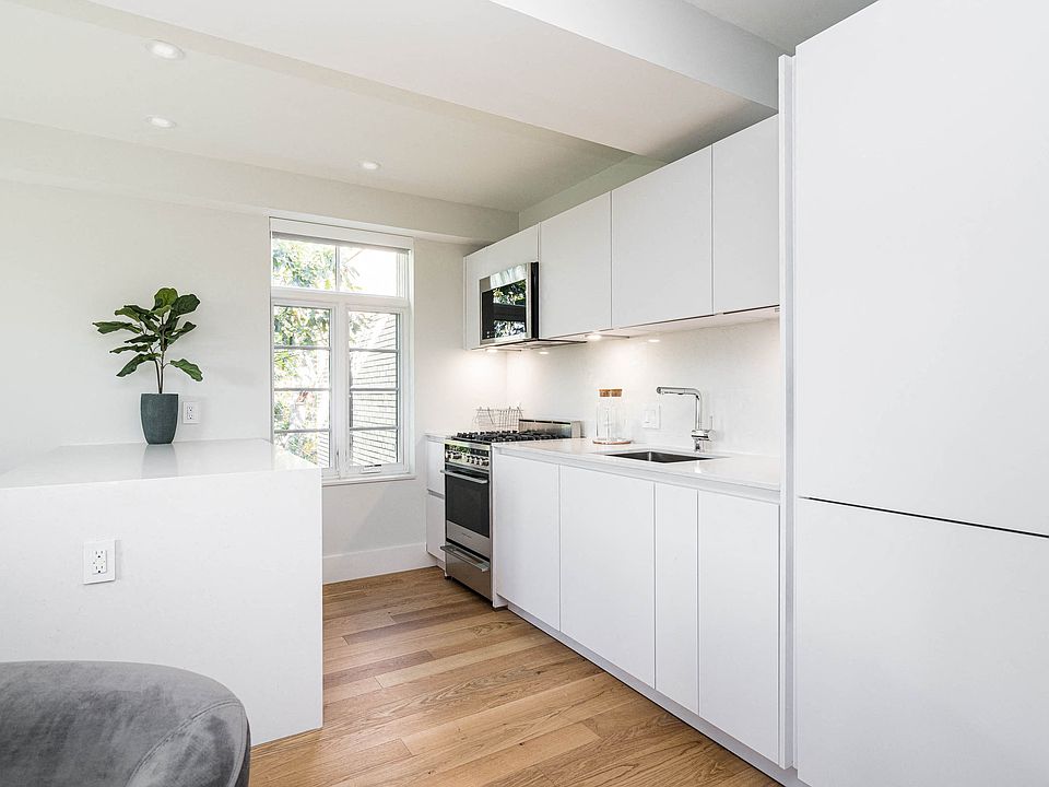open kitchen with high end appliances and a breakfast bar