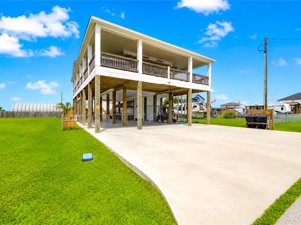 952 Sandollar St, Crystal Beach, TX 77650