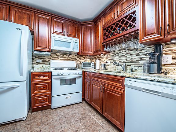 5th image of 700 Wellington Ave Unit 307