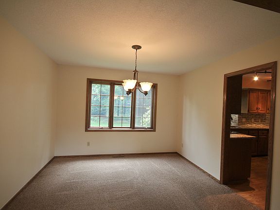 3rd image of 709 Chicago Dr