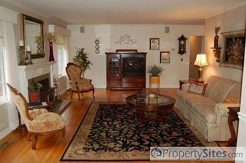 2nd image of 3501 Meadowbrook Dr