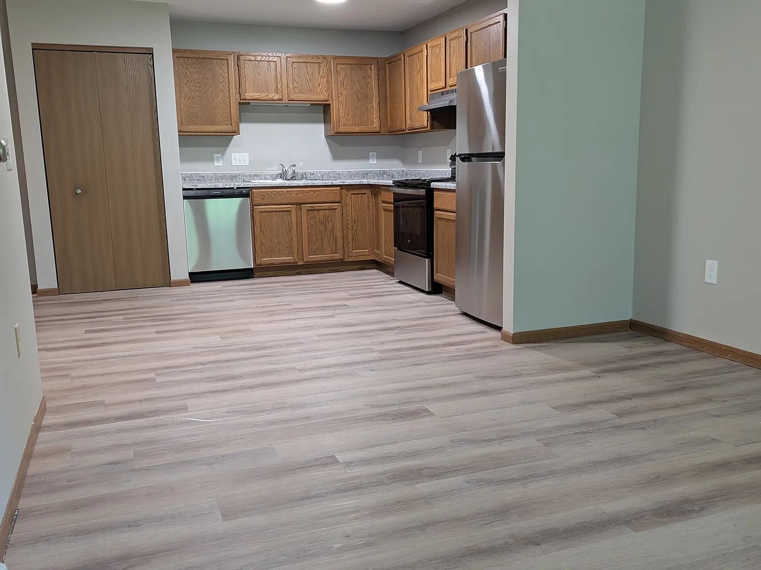 Bradley Manor Apartments — Photo 4