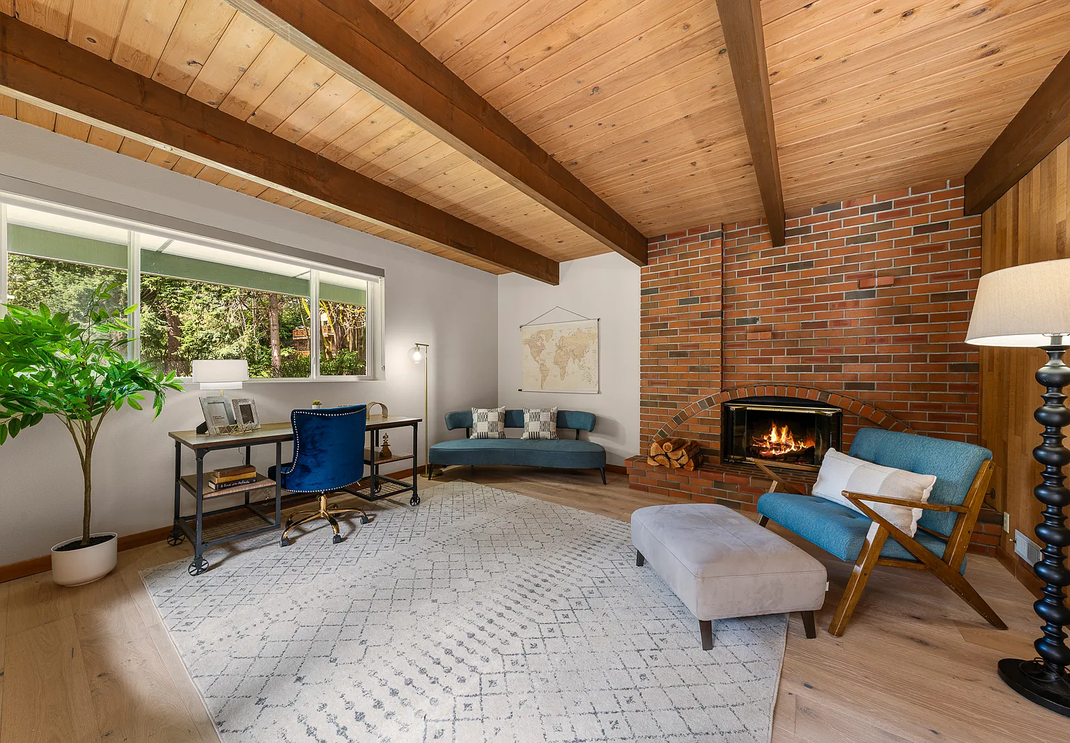 5 bed, 3520 sqft, $7,350 — Photo 2