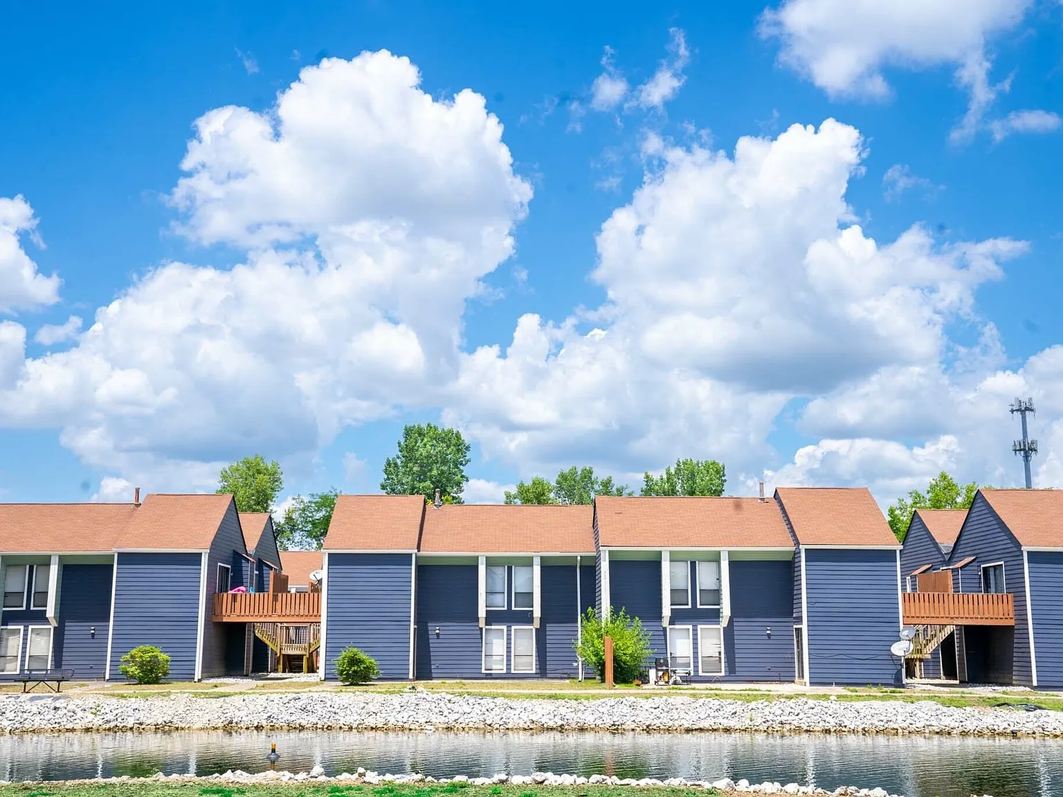 Lakeshore Cove — Photo 1
