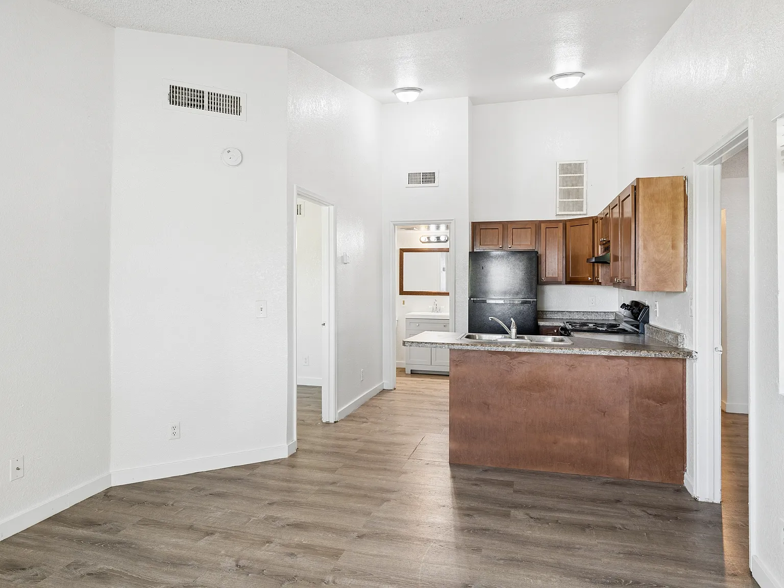 2 bed, 850 sqft, $1,100 — Photo 2