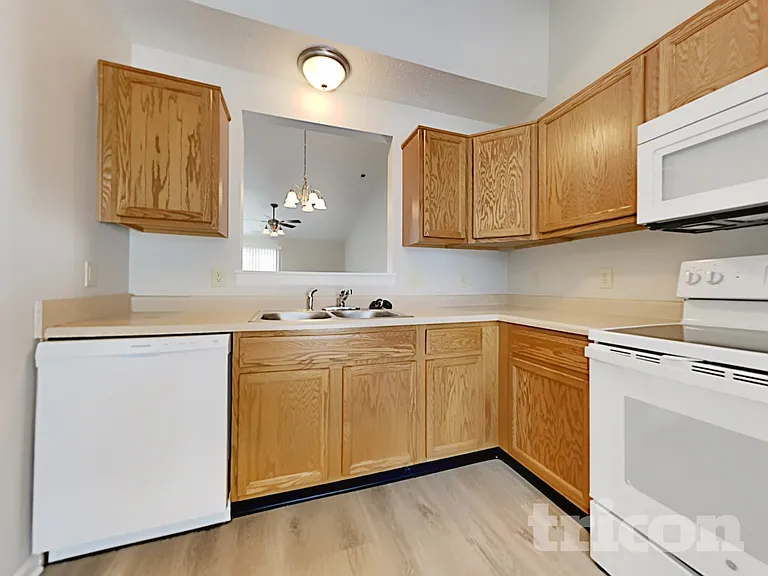 1420 Pencross Ln — Photo 4