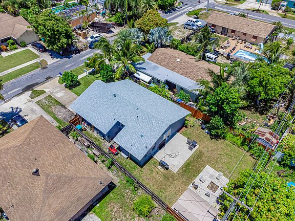 4th image of 716 W Ocean Ave