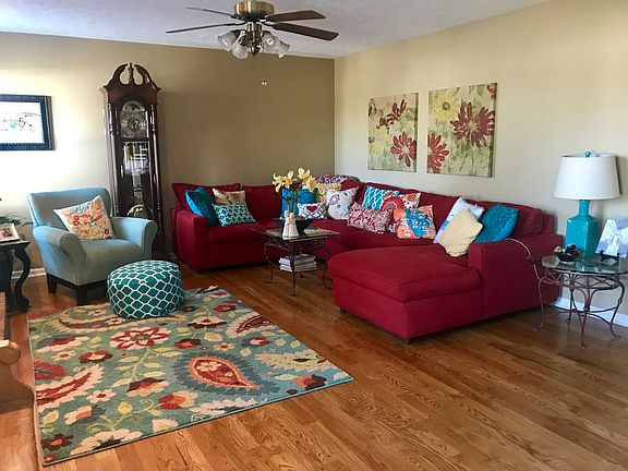 Family room w/fireplace