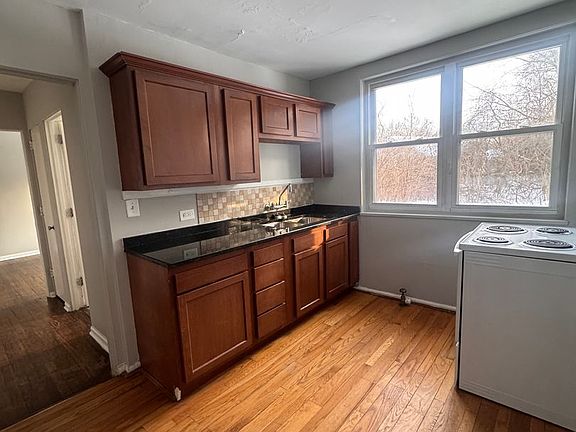 4th image of 17-31 Flanders Ln #21