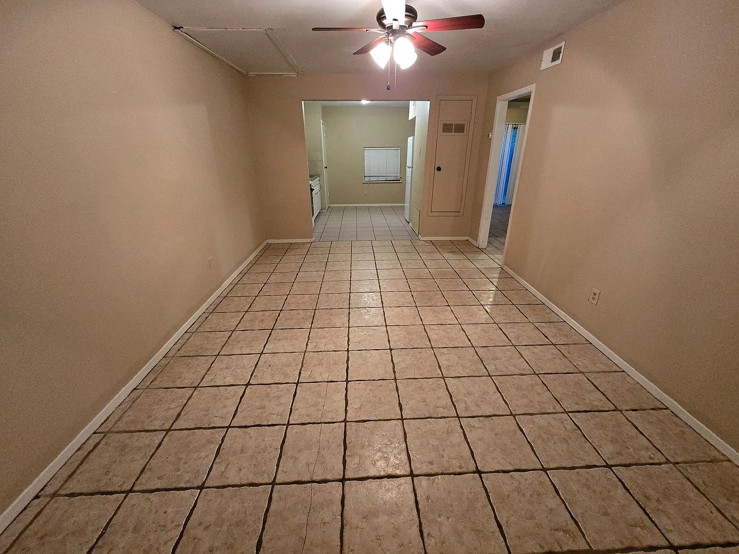 Bryan - 2 bedroom - 1 Bath - Back Patio area with fence. — Photo 2