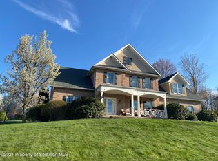 210 Glenmaura Dr, Moosic, PA 18507