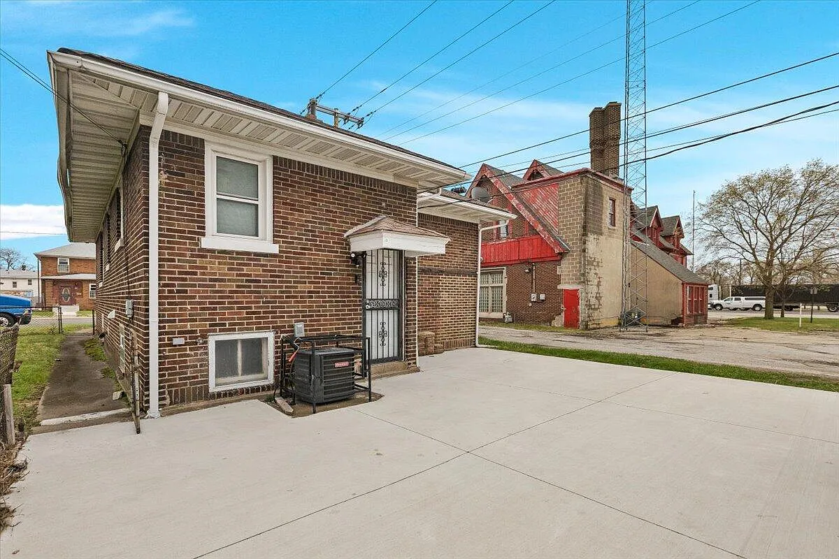 4 bed, 2.0 bath, 2237 sqft, $2,000 — Photo 3