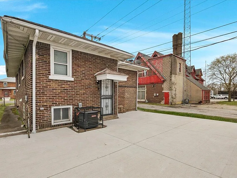 456 Bridge St — Photo 3