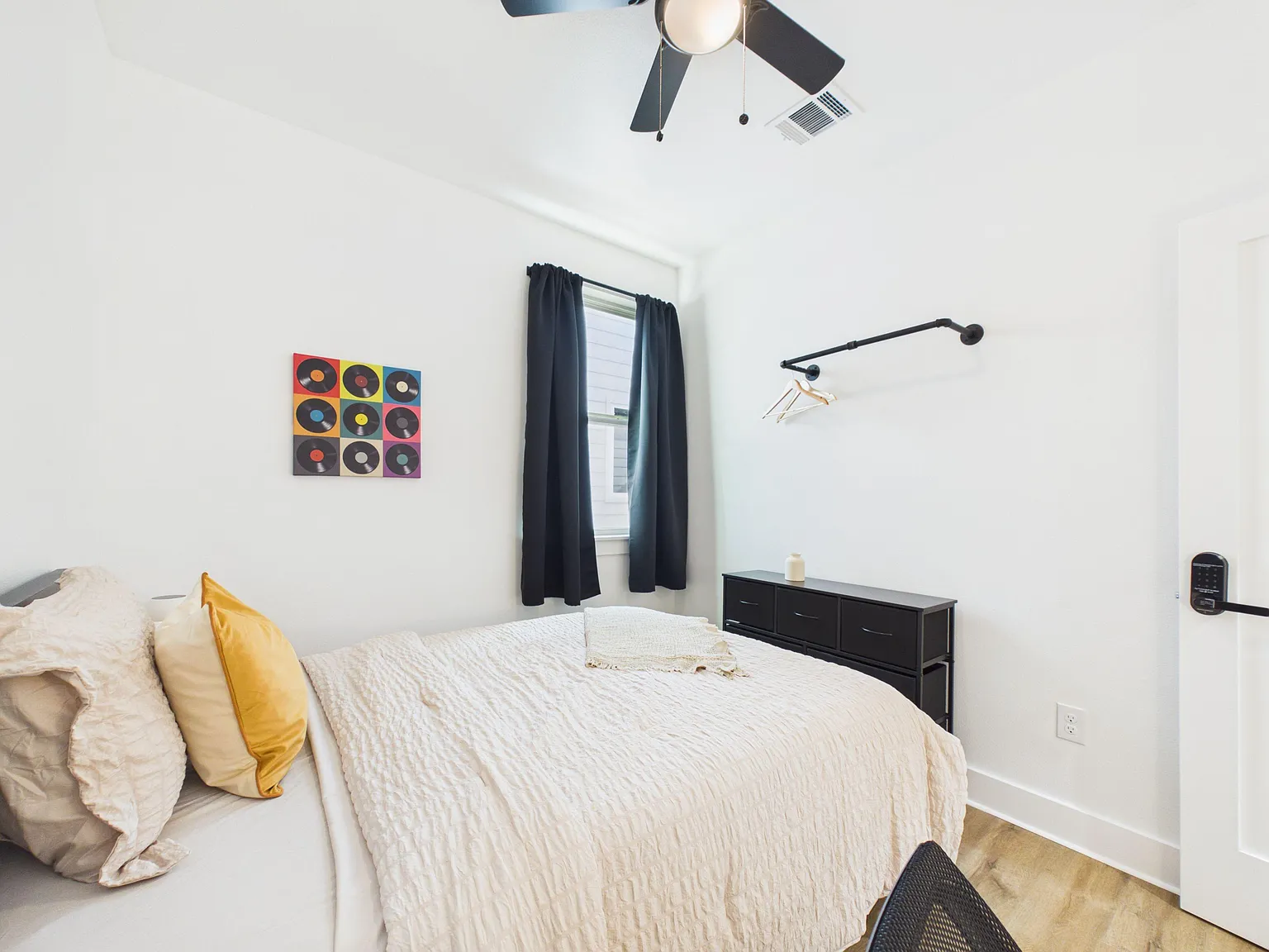 4 bed, 5.0 bath, 2400 sqft, $1,070 — Photo 2