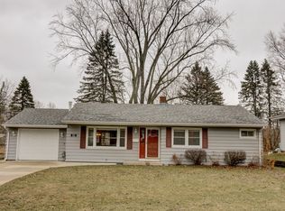 W170N9308 Woodlawn Dr, Menomonee Falls, WI 53051