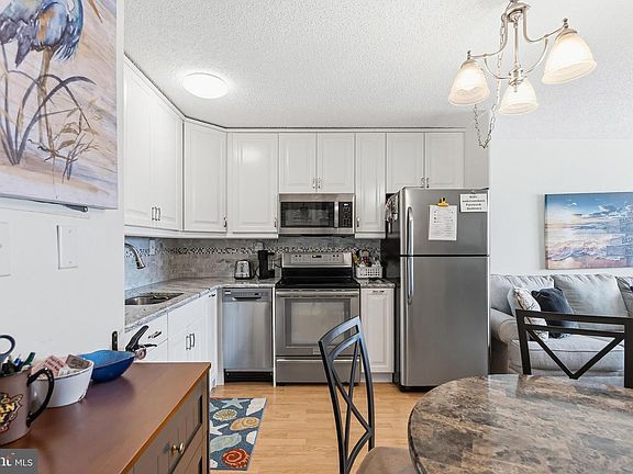 5th image of 1008 Wesley Ave