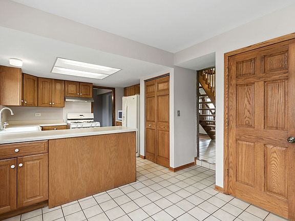 5th image of 27 Joslyn Dr