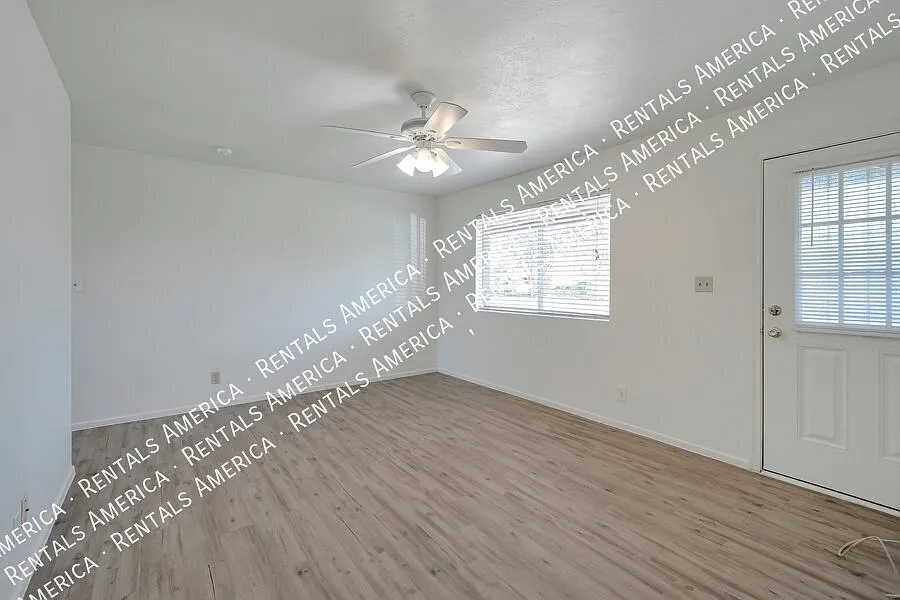 No carpet anywhere! — Photo 4