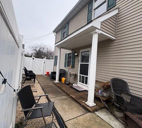 5th image of 219 Connor St